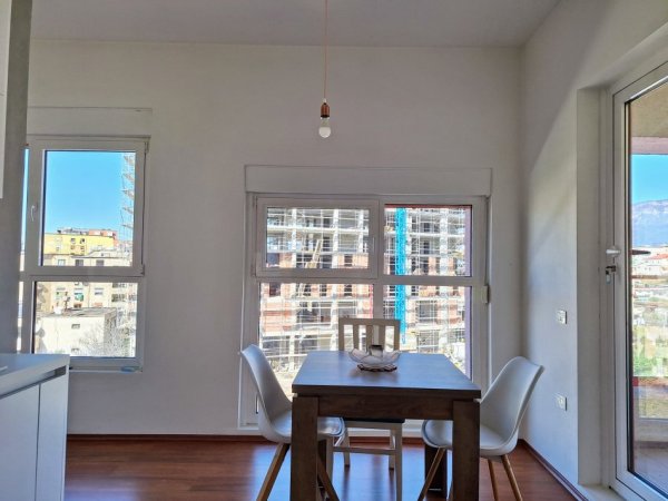 Jap me qera apartament 2+1+2+ballkon nga Dajti + 8 dritare Veri-Lindje-Jug me hapesire + parkim me zgjedhje, Ali Demi