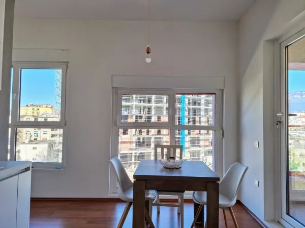 (Pa agjensi - 0 komision) Apartament 2+1+2+ballkon nga Dajti + 8 dritare Veri-Lindje-Jug me hapesire, Ali Demi 53.000 Leke