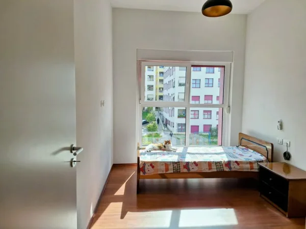 (Pa agjensi - 0 komision) Apartament 2+1+2+ballkon nga Dajti + 8 dritare Veri-Lindje-Jug me hapesire, Ali Demi 53.000 Leke