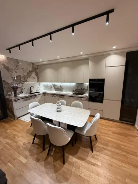 Tirane, jepet me qera apartament 3+1+Ballkon Kati 2, 150 m² 2.000 € (TEG)