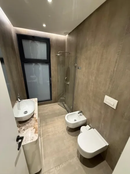Tirane, jepet me qera apartament 3+1+Ballkon Kati 2, 150 m² 2.000 € (TEG)
