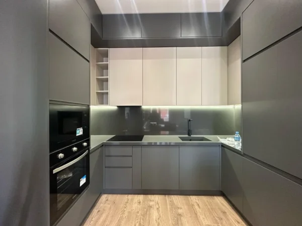 Tirane, jepet me qera apartament 1+1+Ballkon Kati 4, 78 m² 900 € (Kompleksi Delijorgji, Rruga e Kavajës)