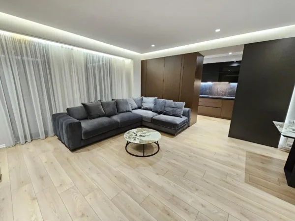Tirane, jepet me qera apartament duplex 2+1+Ballkon , 1.500 € (Rruga e Kavajës)