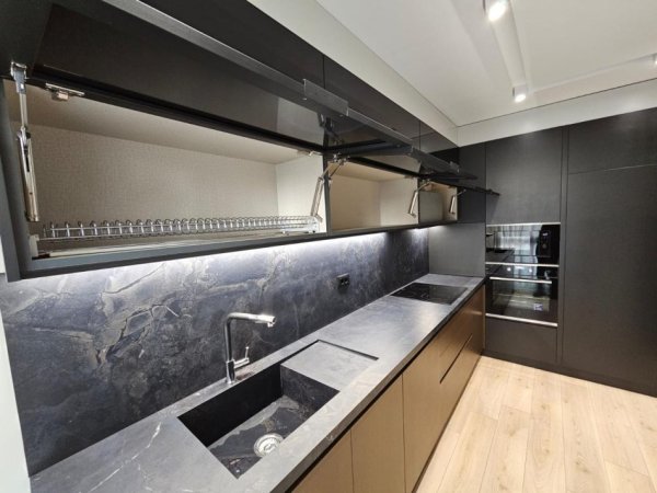 Tirane, jepet me qera apartament duplex 2+1+Ballkon , 1.500 € (Rruga e Kavajës)