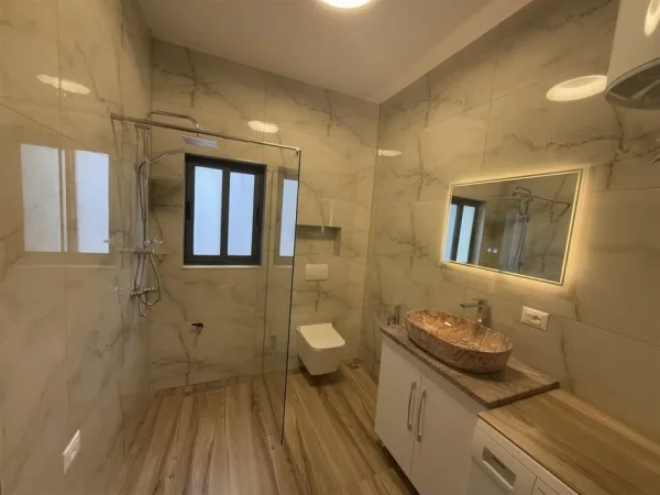 Tirane, jap me qera 2+1+Ballkon Kati 4, 95 m² 700 € (Don Bosko)