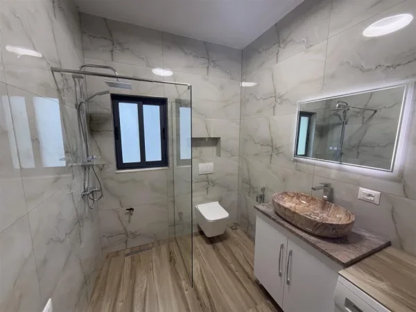 Tirane, jap me qera 2+1+Ballkon Kati 4, 95 m² 700 € (Don Bosko)
