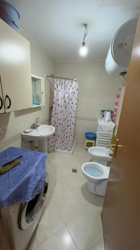 Tirane, jepet me qera apartament 1+1+Ballkon Kati 2, 80 m² 450 € (Rruga e Bogdanëve)