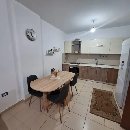 Tirane, jepet me qera apartament 2+1 Kati 2, 82 m² 450 € (Rruga Besim Alla Kashar)