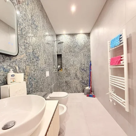 Shqiperi, jepet me qera apartament 3+1+Ballkon , 120 m² 2.500 € (Rruga e Kavajes)
