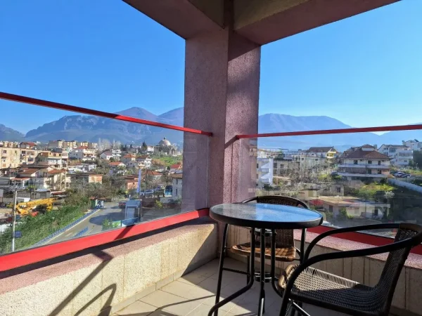 (Pa agjensi - 0 komision) Apartament 2+1+2+ballkon nga Dajti + 8 dritare Veri-Lindje-Jug me hapesire, Ali Demi 53.000 Leke