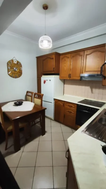 Tirane, jepet me qera apartament 2+1+Ballkon Kati 2, 90 m² 450 € (Ali Dem)