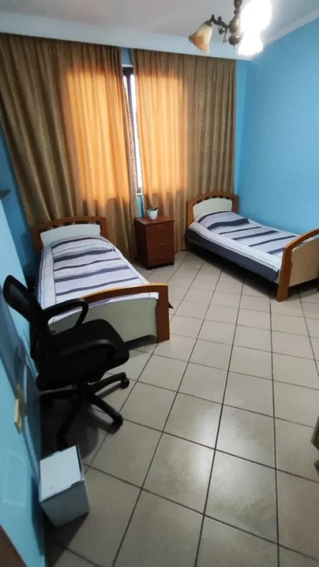 Tirane, jepet me qera apartament 2+1+Ballkon Kati 2, 90 m² 450 € (Ali Dem)