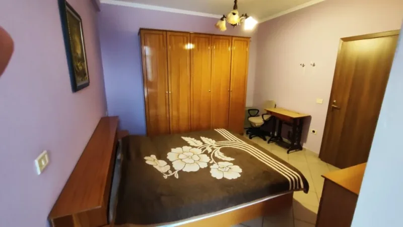 Tirane, jepet me qera apartament 2+1+Ballkon Kati 2, 90 m² 450 € (Ali Dem)