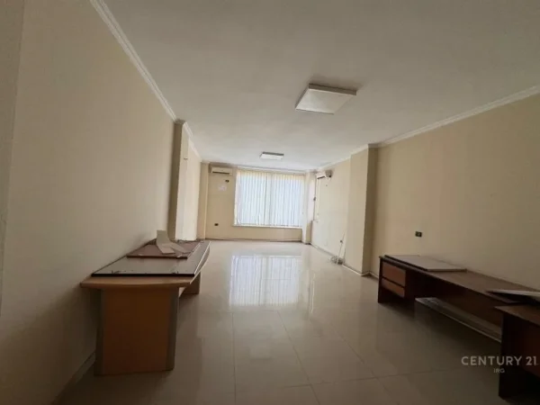 Tirane, jap me qera ambjent biznesi , 387 m² 4.260 € (Kompleksi Delijorgji)