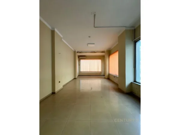 Tirane, jap me qera ambjent biznesi , 387 m² 4.260 € (Kompleksi Delijorgji)