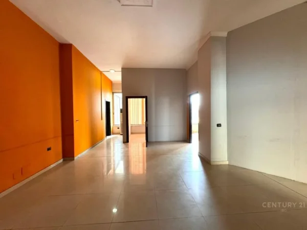 Tirane, jap me qera ambjent biznesi , 387 m² 4.260 € (Kompleksi Delijorgji)