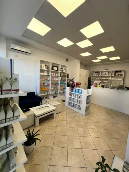 Tirane, jepet me qera dyqan Kati 0, 60 m² 700 € (Rruga: ''Eshref Frasheri'')