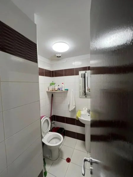 Tirane, jepet me qera dyqan Kati 0, 60 m² 700 € (Rruga: ''Eshref Frasheri'')