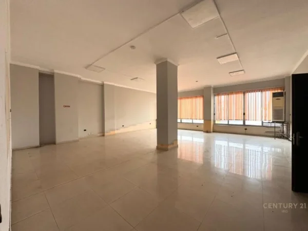 Tirane, jap me qera ambjent biznesi , 233 m² 2.500 € (Kompleksi Delijorgji)