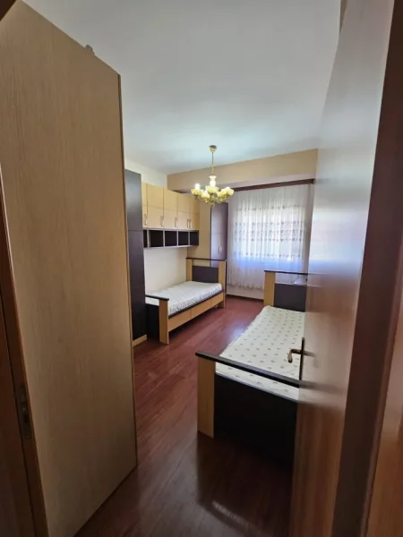 Tirane, jepet me qera apartament 2+1 Kati 4, 104 m² 500 € (Kopshti Zoologjik)