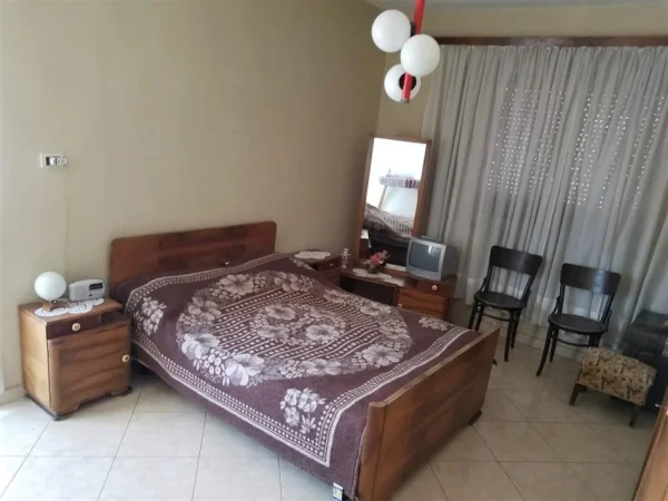 Tirane, jap me qera apartament 2+1+Ballkon Kati 4, 87 m² 400 € (Pazari i Ri)