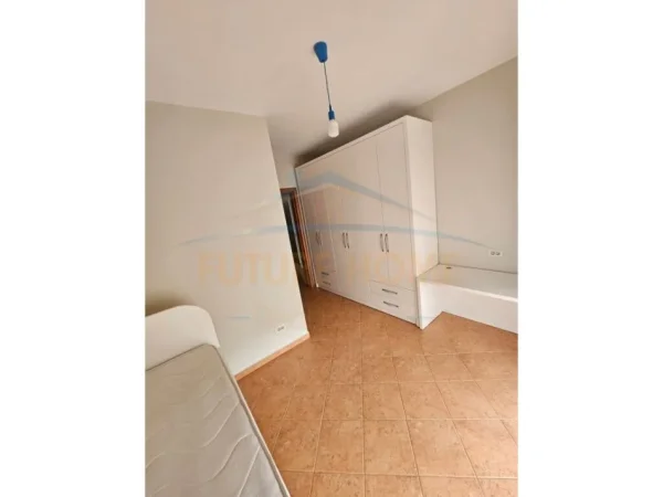 Apartament 3+1+2 me Qera tek Komuna e Parisit