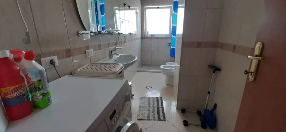 Tirane, jepet me qera apartament 2+1 Kati 3, 115 m² 650 € (Komuna e Parisit,Kompleksi Kika 1)