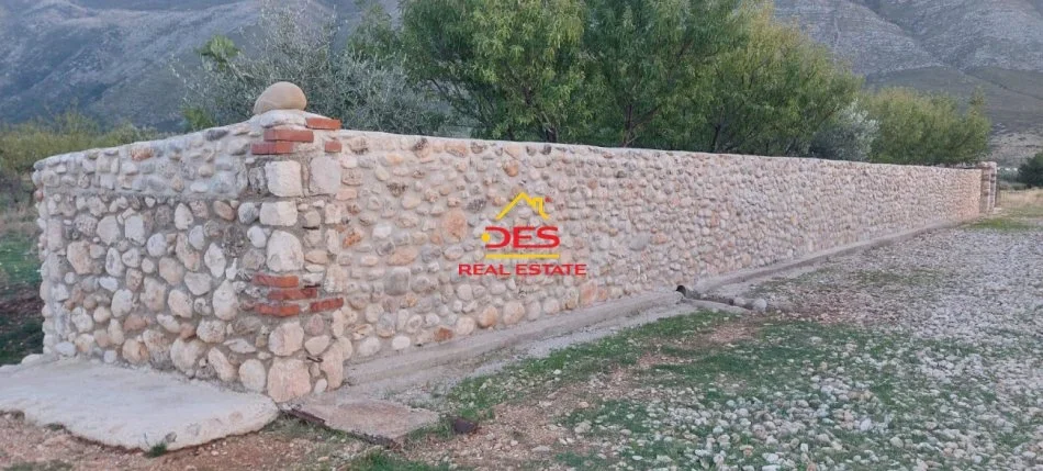 Vlore, shitet truall , 2.500 m² 220.000 € (Rruga Nacionale Orikum-Dukat)
