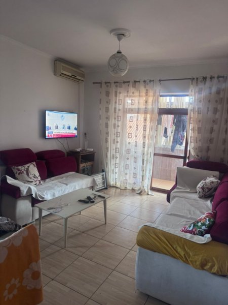 Tirane, jepet me qera apartament 2+1+Ballkon Kati 4, 90 m² 450 € (ish Restorant Durresi rruga Memo Meto)