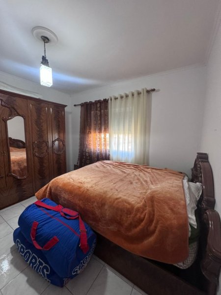 Tirane, jepet me qera apartament 2+1+Ballkon Kati 4, 90 m² 450 € (ish Restorant Durresi rruga Memo Meto)