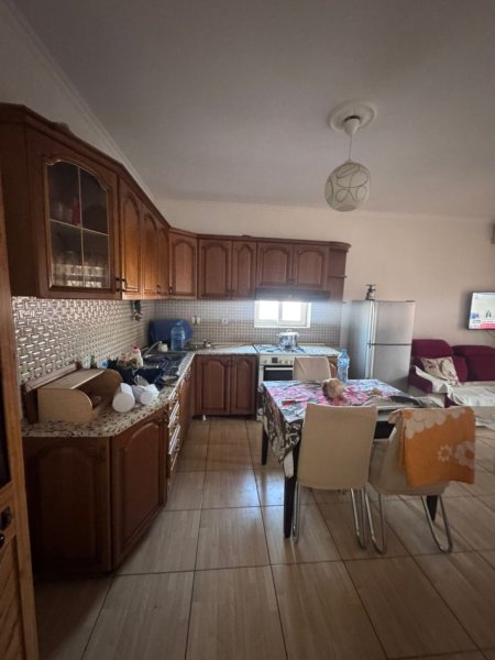 Tirane, jepet me qera apartament 2+1+Ballkon Kati 4, 90 m² 450 € (ish Restorant Durresi rruga Memo Meto)