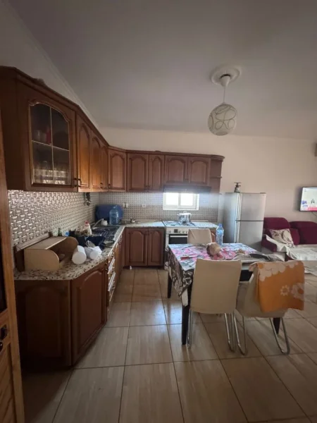 Tirane, jepet me qera apartament 2+1+Ballkon Kati 4, 90 m² 450 € (ish Restorant Durresi rruga Memo Meto)