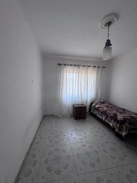 Tirane, jepet me qera apartament 2+1+Ballkon Kati 4, 90 m² 450 € (ish Restorant Durresi rruga Memo Meto)