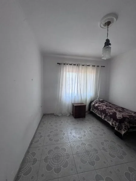 Tirane, jepet me qera apartament 2+1+Ballkon Kati 4, 90 m² 450 € (ish Restorant Durresi rruga Memo Meto)