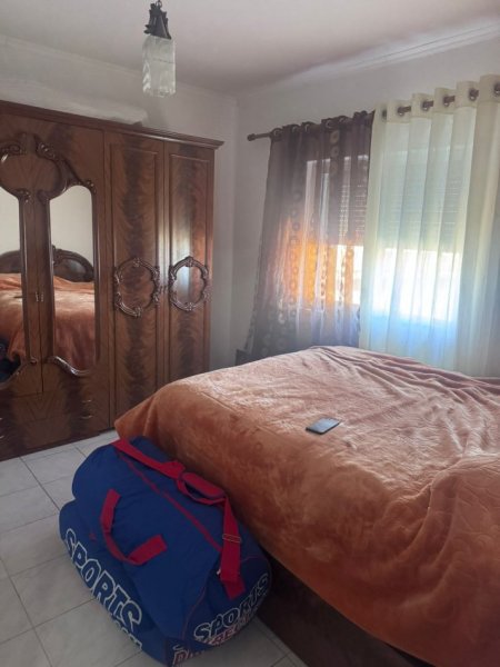 Tirane, jepet me qera apartament 2+1+Ballkon Kati 4, 90 m² 450 € (ish Restorant Durresi rruga Memo Meto)