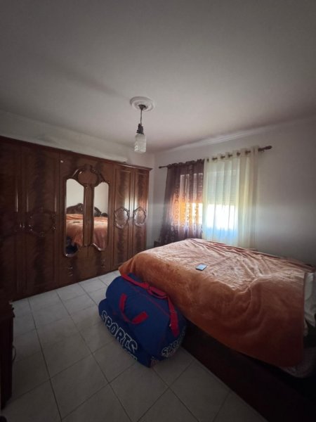 Tirane, jepet me qera apartament 2+1+Ballkon Kati 4, 90 m² 450 € (ish Restorant Durresi rruga Memo Meto)