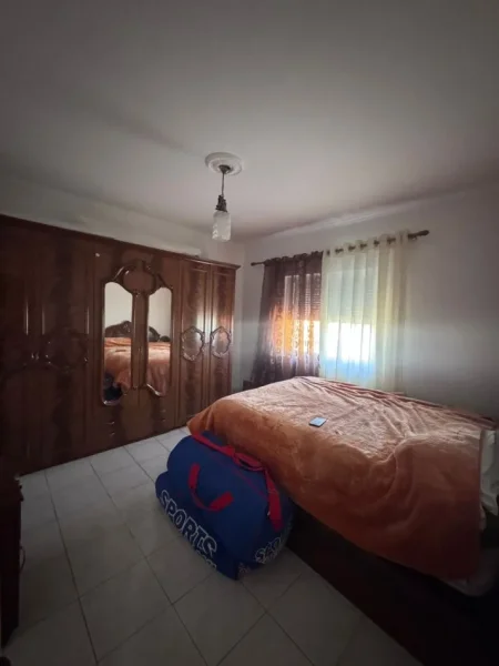 Tirane, jepet me qera apartament 2+1+Ballkon Kati 4, 90 m² 450 € (ish Restorant Durresi rruga Memo Meto)