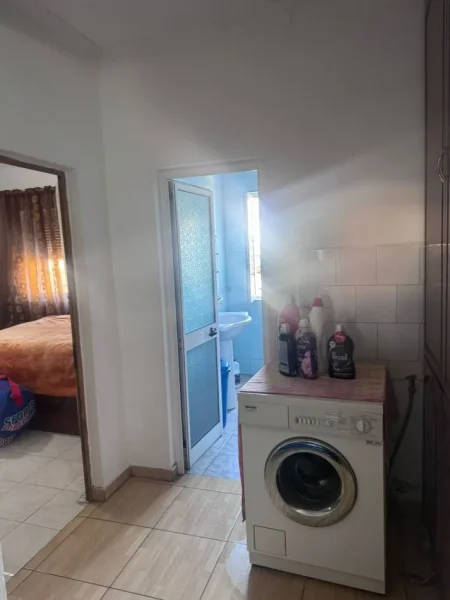 Tirane, jepet me qera apartament 2+1+Ballkon Kati 4, 90 m² 450 € (ish Restorant Durresi rruga Memo Meto)