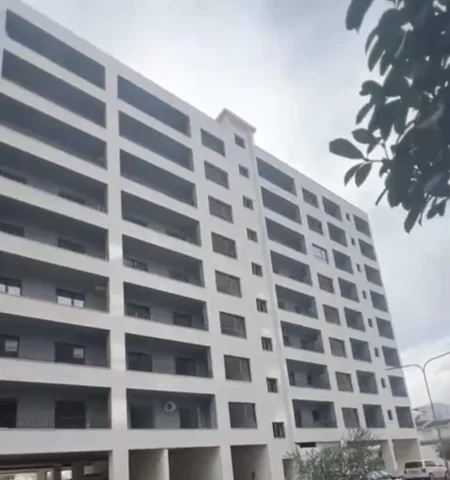 Tirane, shitet apartament 2+1 Kati 8, 97 m² 78.000 € (Qender Kamez)