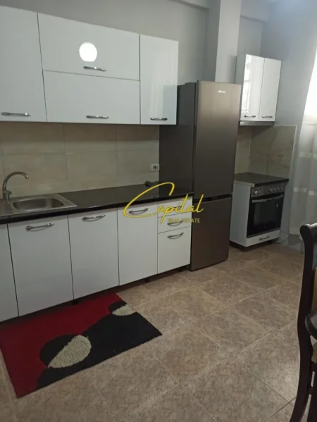 Tirane, jepet me qera apartament 2+1 Kati 1, 100 m² 500 € (SHKOLLA E BASHKUAR)