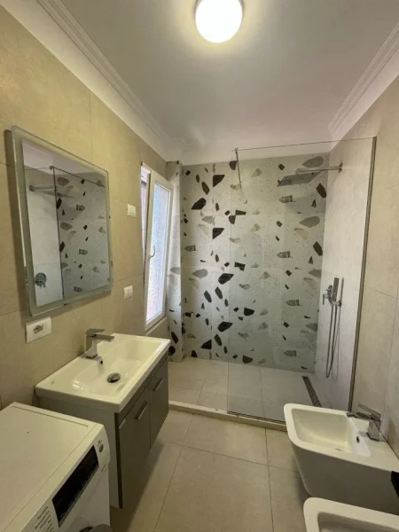 Tirane, jepet me qera apartament 2+1+Ballkon Kati 5, 80 m² 500 € (SELIT)