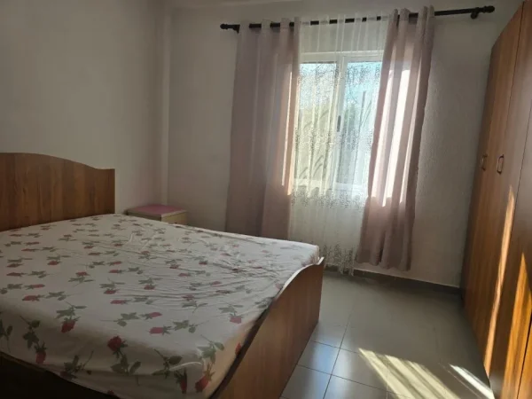 Tirane, jepet me qera shtepi 2+1 Kati 1, 100 m² 400 € (LAPRAKE,RRUGA IMZOT MARK SOPI.)