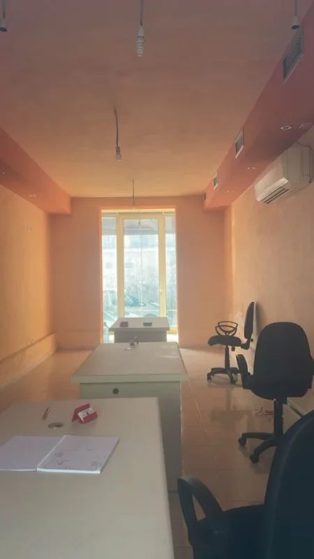 Tirane, jepet me qera zyre Kati 0, 65 m² 650 € (RRUGA E ELBASANIT)