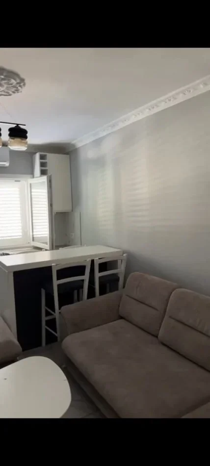 Tirane, jepet me qera apartament 1+1 Kati 3, 70 m² 650 € (Jepet me Qera Supet Apartamenti 1+1 ne Rrugen e Barrikadave.)