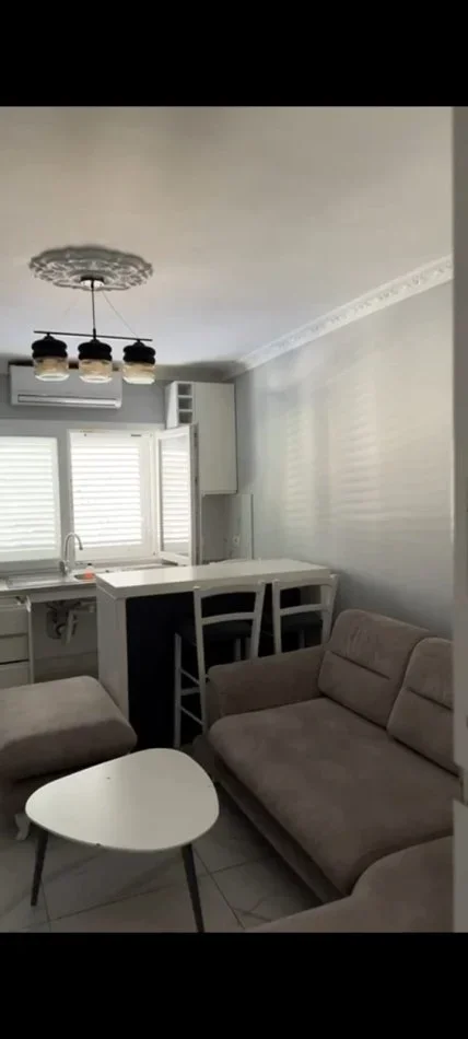 Tirane, jepet me qera apartament 1+1 Kati 3, 70 m² 650 € (Jepet me Qera Supet Apartamenti 1+1 ne Rrugen e Barrikadave.)