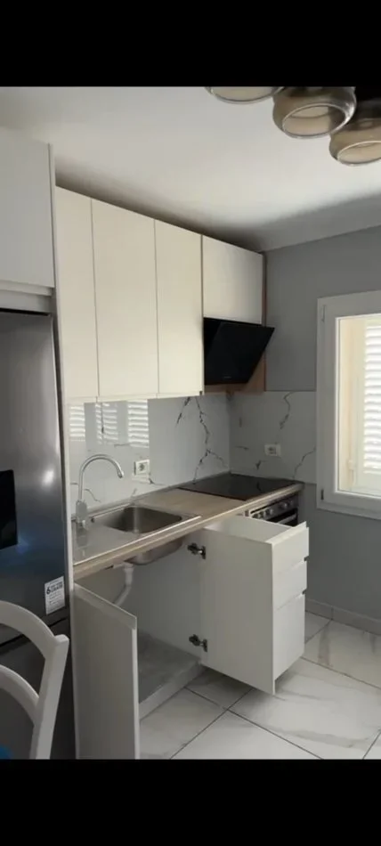 Tirane, jepet me qera apartament 1+1 Kati 3, 70 m² 650 € (Jepet me Qera Supet Apartamenti 1+1 ne Rrugen e Barrikadave.)