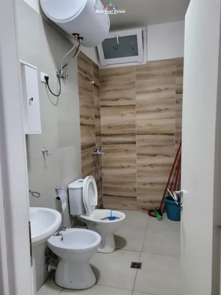 Tirane, jepet me qera apartament 1+1+Ballkon Kati 4, 65 m² 400 € (5 maji)