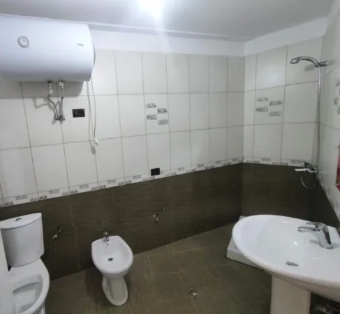 Tirane, shitet apartament 2+1+Ballkon Kati 5, 100 m² 93.000 € (Fresk,prane xhamise)