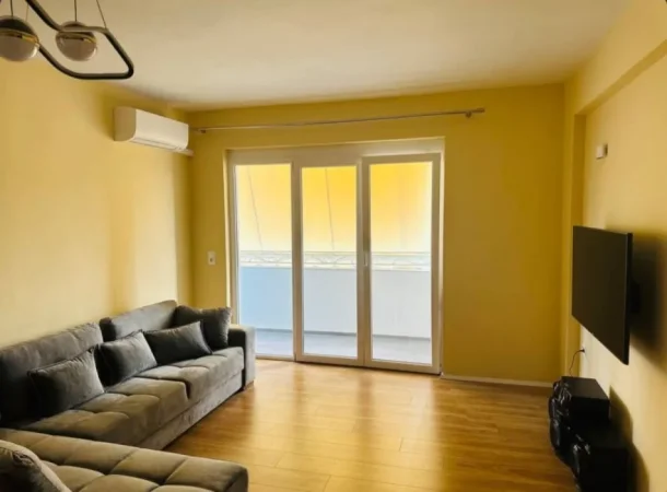 Tirane, jepet me qera apartament 3+1 Kati 6, 100 m² 800 € (Liqeni Artificial)