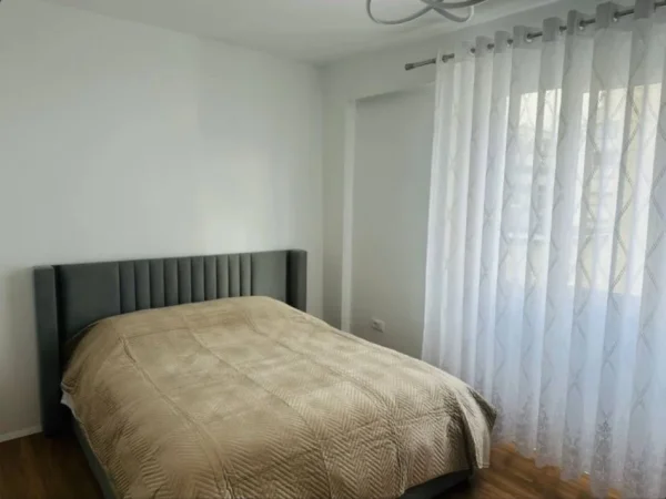 Tirane, jepet me qera apartament 3+1 Kati 6, 100 m² 800 € (Liqeni Artificial)
